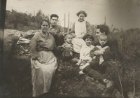 Silvestre Blasco (à direita), possivelmente com seu filho Valentín, sua esposa Ângela ao centro, e outros familiares. Essa foto foi tirada no dia 12 de abril de 1925 na Catalunha. (Fonte: Maria Gloria Abiosca Alabart)
